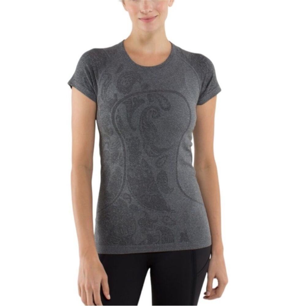 Lululemon Run Swiftly Tech Short Sleeve Paisley Yoga Exercise Active SIZE 6